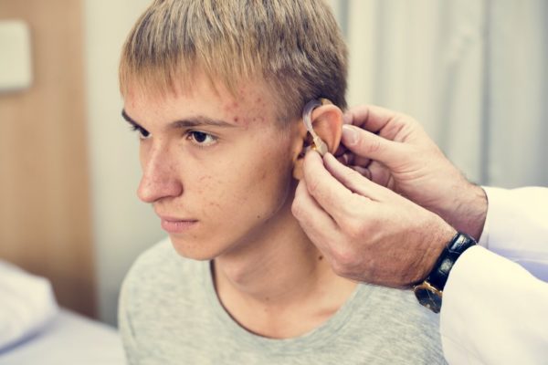 Entenda como os aparelhos auditivos funcionam